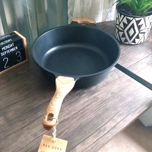 SALE! Rae Dunn NWT 4 QT DEEP FRYING PAN black with tan fry. On handle